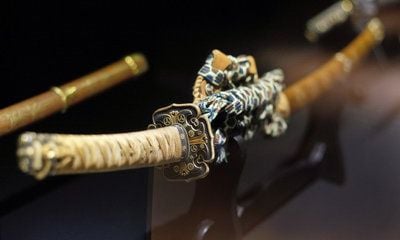 Ein Samurai-Schwert aus dem 15. Jahrhundert in einer Vitrine: Eine 16-jährige Schülerin plante in Bonn einen Amoklauf mit einem Schwert und Molotov-Cocktails. (FOTO: DPA)