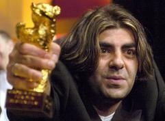 Lachend zeigt der deutsche Regisseur Fatih Akin in Berlin nach der Verleihung der Preise der 54. Internationalen Filmfestspiele seinen Goldenen Bären (Archivfoto vom 14.02.2004). Die Auszeichnung für den Film eröffnete Akin die Möglichkeit, in Istanbul den Film "Crossing the Bridge - The Sounds of Istanbul" zu drehen. (Foto: dpa)