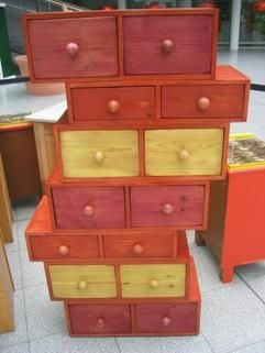 Von wegen ausgedient - manchmal müssen Möbel nur ein wenig ihre Form verändern, um dem Sperrmüll zu entgehen. Das gilt auch für diese Kommode, die von Mitarbeitern des Projekts Ecomöbel aus alten Schubladen hergestellt worden ist. (Foto: dpa)