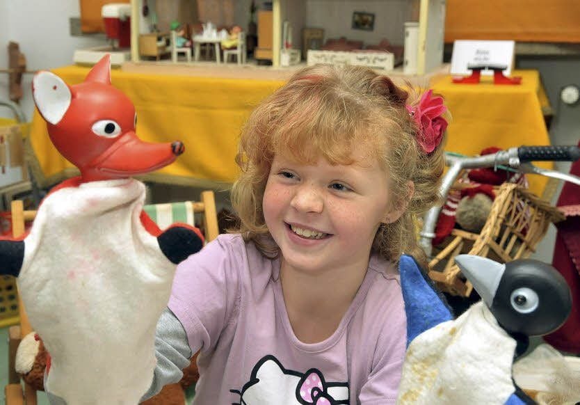 Die achtjährige Larissa Korn aus Bullenstedt war schon öfter zu Besuch in der Heimatstube.