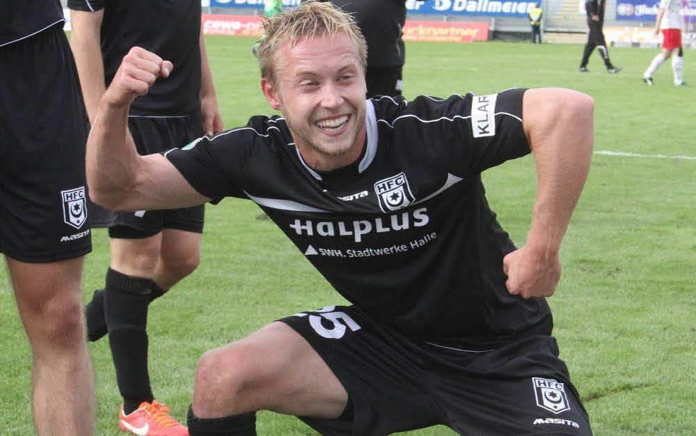Mit Helden-Pose und breitem Grinsen feiert Marcel Baude sein Tor zum 4:2 in Regensburg.