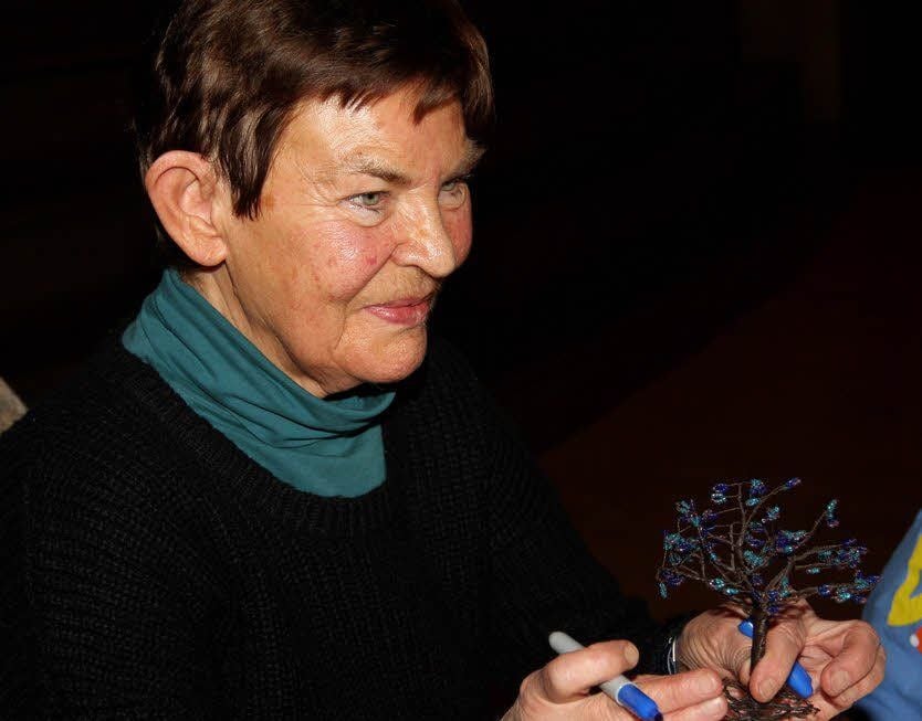 Christel Bodenstein bekam bei der Autogrammstunde im Capitol ein singendes klingendes Bäumchen geschenkt.