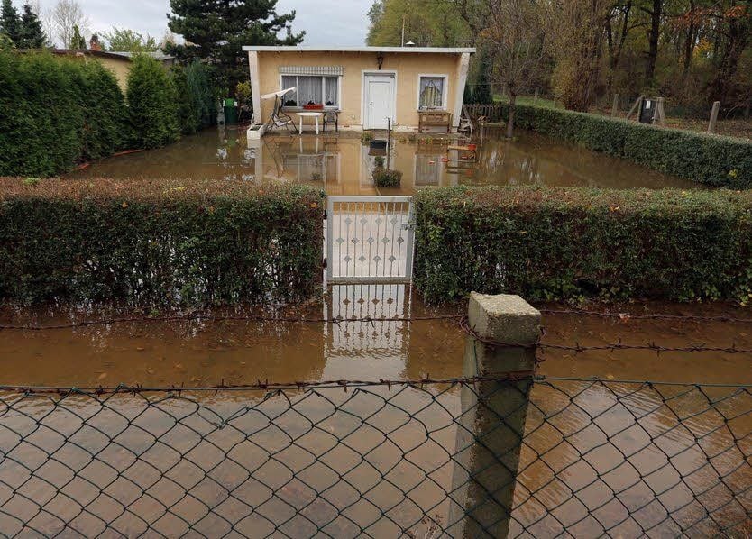 Nach dem Rohrbruch glich der Garten einem See.