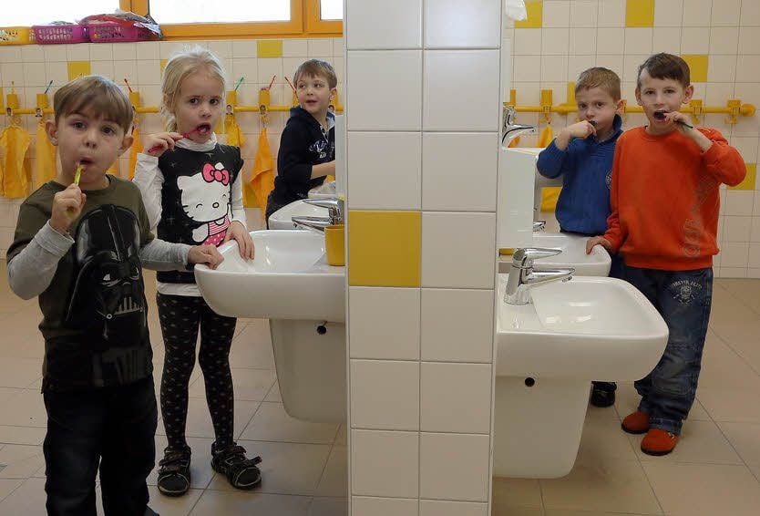 Auch wenn die Spiegel über den Waschbecken zum Teil noch fehlen, nach dem Frühstück putzen die Vorschulkinder wie gewohnt gemeinsam die Zähne.