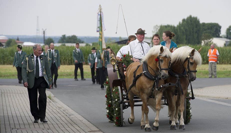 Mit der festlich geschmückten Kutsche waren die Majestäten unterwegs.