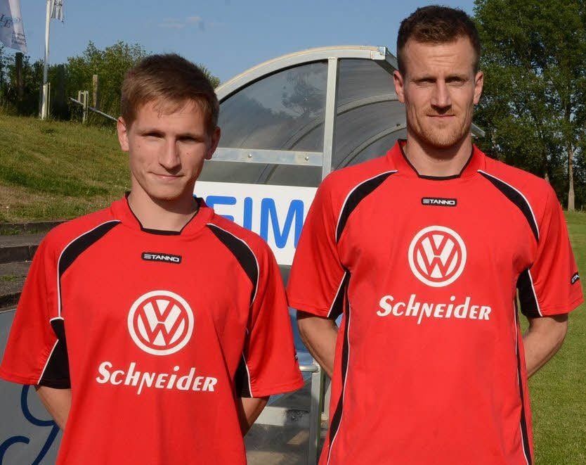 Thomas Prengel (rechts) und Philipp Böttger wurden am Montag als erste Neuzugänge beim MSV Eisleben präsentiert.