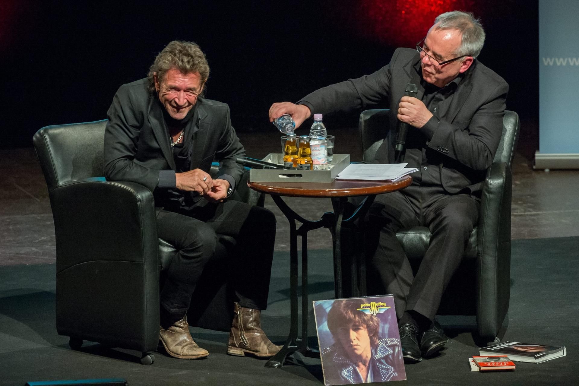 Fröhlich eingeschenkt: Peter Maffay (links) und Moderator Paul-Werner Wagner