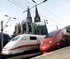 Knotenpunkt Köln - In der Domstadt können Reisende vom deutschen ICE (links) in den TGV-ähnlichen "Thalys" (rechts) umsteigen und nach Paris fahren. (Foto: dpa)