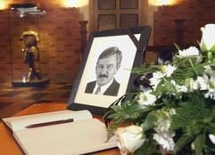 Ein Kondolenzbuch liegt am Dienstag (10.06.2003) im Bürgersaal des historischen Rathauses in Münster neben einem Porträt des früheren FDP-Spitzenpolitikers Jürgen Möllemann und einem Blumengebinde. Möllemann war bei einem Fallschirmsprung am Donnerstag ums Leben gekommen. (Foto: dpa)