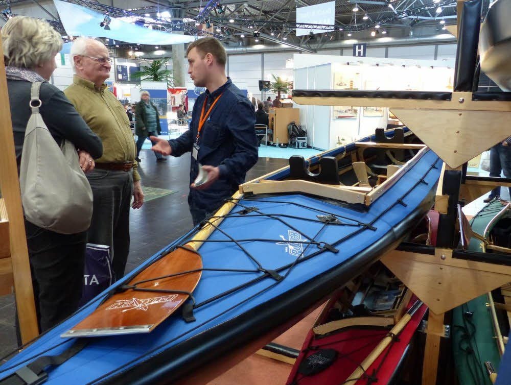 Die Firma Poucher Boote war eine der wenigen vom Goitzsche-Strand auf der Messe. Juniorchef Stefan Nitzschke (r.) erklärt das Angebot.
