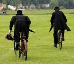 Männertags-Ausflügler fahren in Frack und Zylinder mit dem Fahrrad im sächsischen Diesbar-Seusslitz über die Wiese. (Foto: ddp)