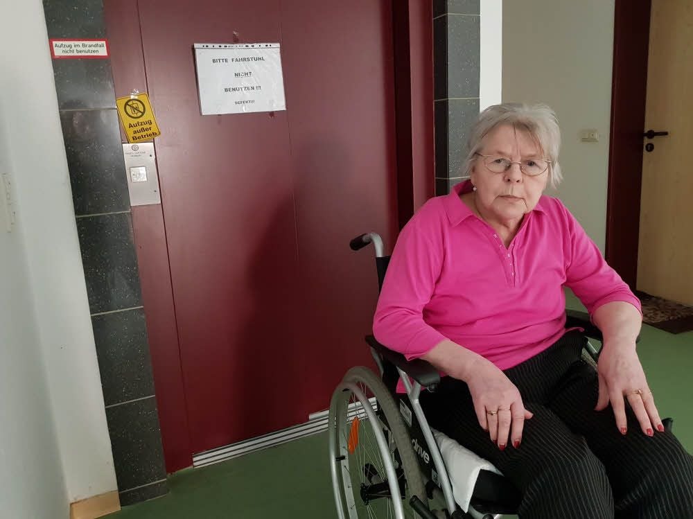 Ingrid Hubert vor dem defekten Fahrstuhl auf ihrer ersten Etage.