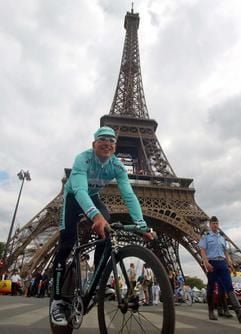Jan Ullrich vom Team Bianchi passiert den Eifelturm. (Foto: dpa)