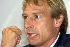 Der neue Teamchef der deutschen Fußball-Nationalmannschaft, Jürgen Klinsmann, spricht am Samstag (24. Juli 2004) während einer Pressekonferenz auf dem Flughafen in Frankfurt am Main. (Foto: dpa)