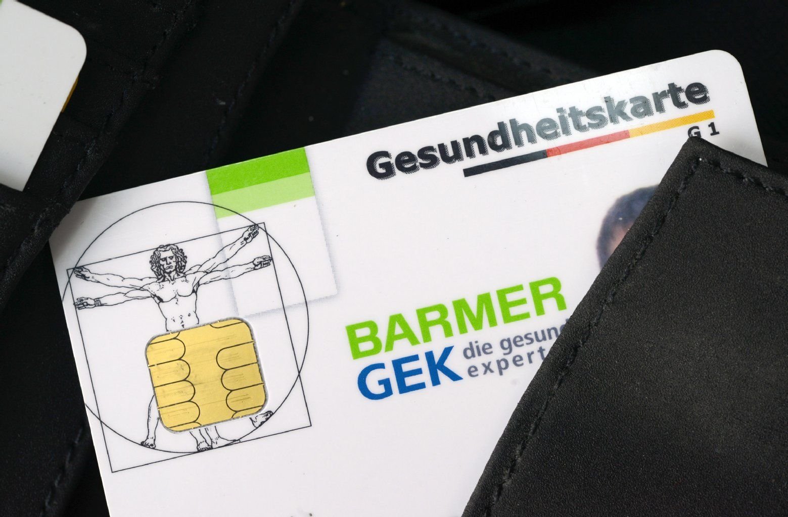Eine Gesundheitskarte der Barmer GEK: Die Krankenkasse halbiert in Sachsen-Anhalt die Zahl ihrer Geschäftsstellen.