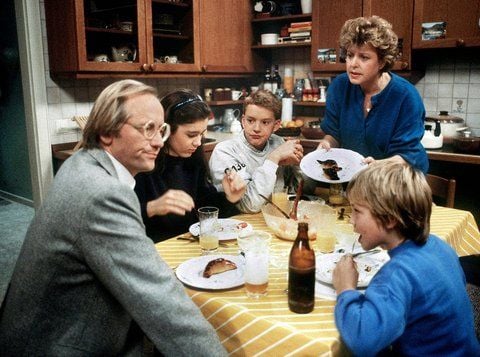 Ein Bild aus frühen «Lindenstraßen»-Tagen (Archivbild von 1986): Helga Beimer (Marie-Luise Marjan, hinten rechts) mit ihrem ersten Mann Hans (Joachim Hermann Luger, l) und ihren Kindern (l-r) Marion (Ina Bleiweiß), Benny (Christian Kahrmann) und Klausi (Moritz A. Sachs). (FOTO: DPA/WDR)