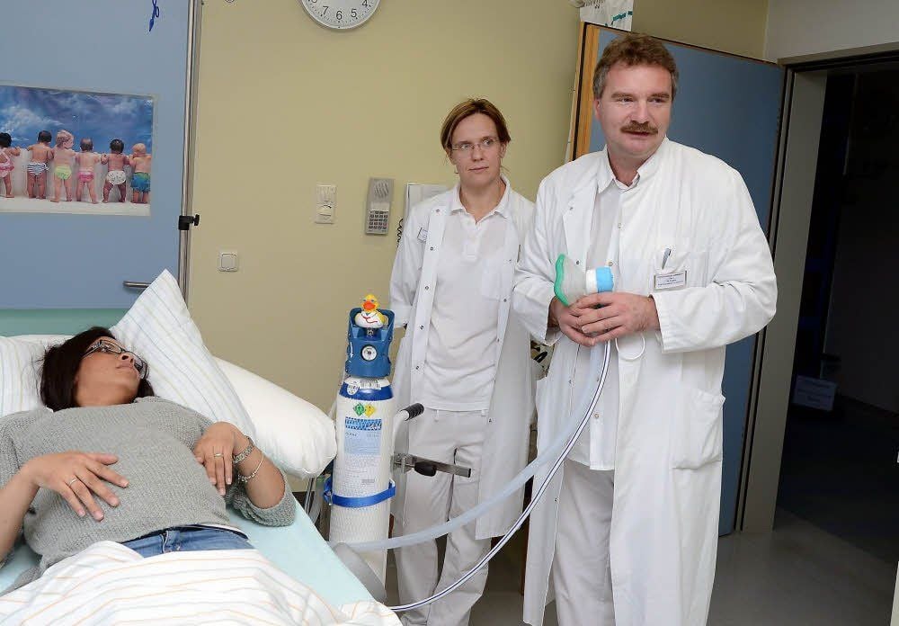 Maik Thieme, Chefarzt der Klinik für Gynäkologie und Geburtshilfe am Klinikum, und die zuständige Oberärztin für Geburtshilfe Viktoria Miska erklären, wie das neue Gerät funktioniert. Ines Rothe testet das Lachgas-Sauerstoff-Gemisch (von rechts).