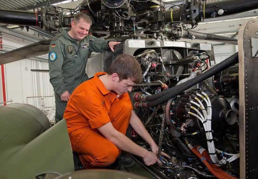 Soldaten der Lufttransportgruppe Holzdorf und Techniker der Firma EADS warten die Maschinen mitunter gemeinsam.