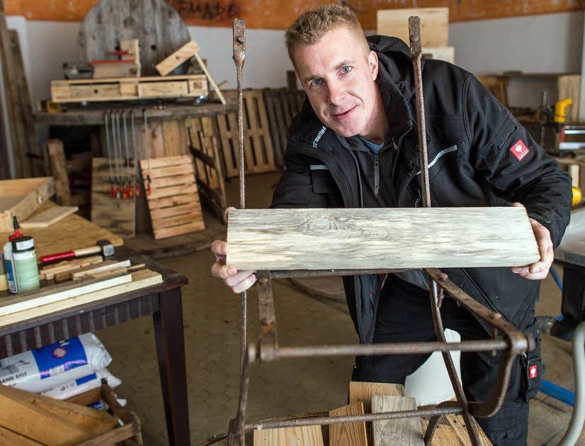Michael Köppe macht aus alten Paletten neue Stühle.