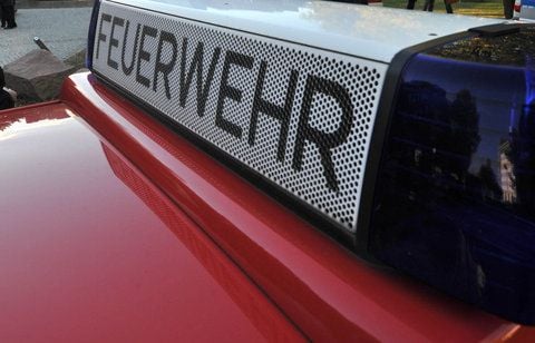 Schriftzug und blaues Sondersignal auf einem Fahrzeug einer Freiwilligen Feuerwehr