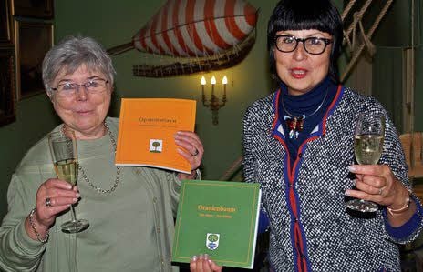 Stolz hat das doppelte Oranienbaum-Buch Marlies Ross (li.) übergeben.