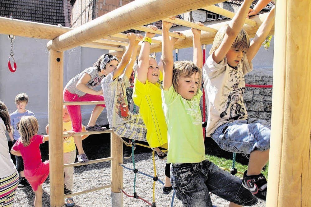 Hangeln, rutschen und klettern: All das ist auf dem neuen Spielplatz möglich. 15 Jahre mussten die Hoymer darauf warten.