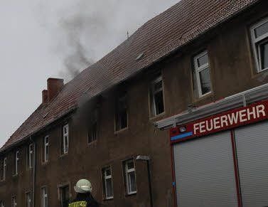 Rauch dringt aus dem Haus in Hergisdorf.