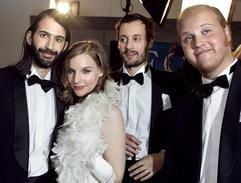 Die Gruppe «Wir sind Helden» mit Pola Roy, Judith Holofernes, Mark Tavassol und Jean-Michel Tourette (v.l.) kommt zur Verleihung des Deutschen Schallplattenpreises «Echo» in Berlin. (Foto: dpa)