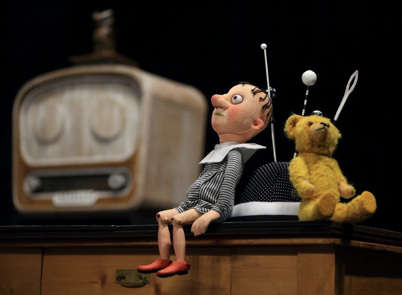 Die Figuren Teddy Brumm und Klaus sitzen während einer Probe im Puppentheater in Magdeburg (Sachsen-Anhalt) auf der Bühne.