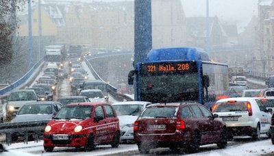 Dichter Verkehr bei Winterwetter auf der Hochstraße Richtung Halle Neustadt (FOTO: MZ)