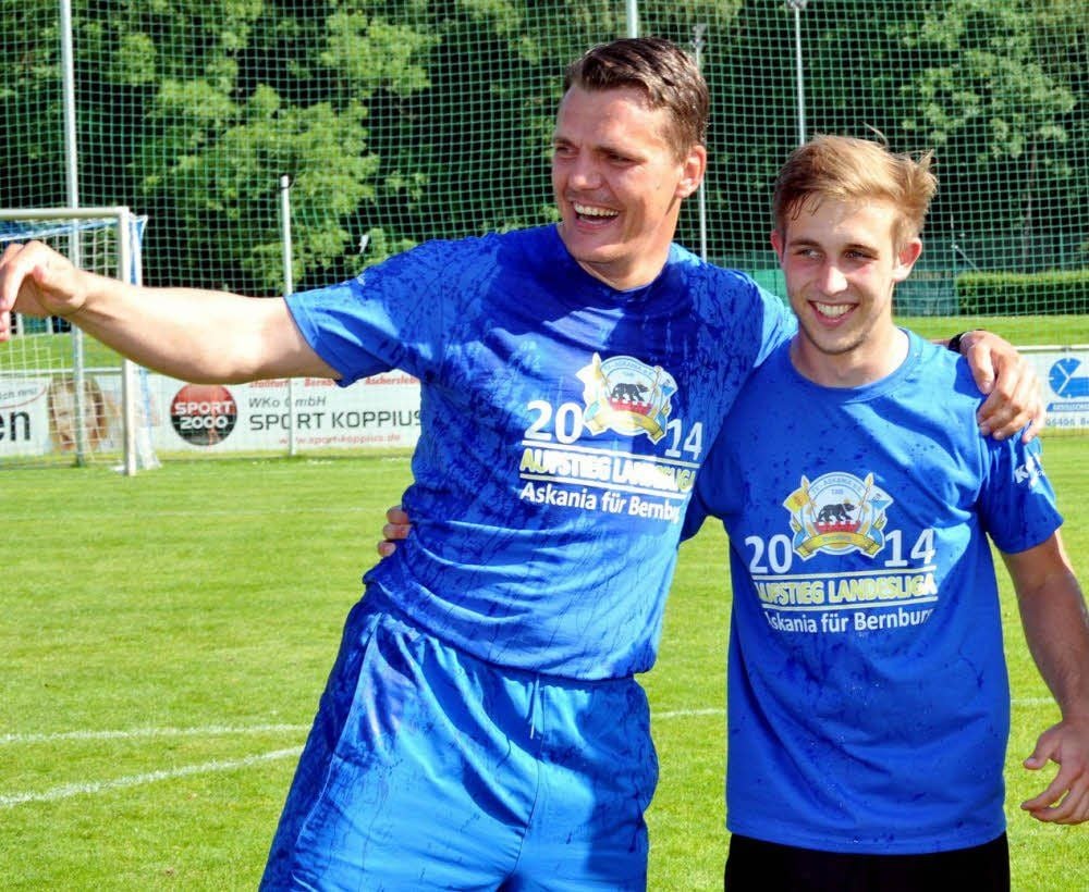 Askania-Trainer Henri Trautmann (links) und sein Allrounder Maximilian Moye freuen sich auf die Landesliga. Am Samstag ab 15 Uhr ist der SV Blau-Weiß Dölau der erste Gast in der Sparkassen-Arena.