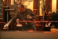 Ein Beamter der Spurensicherung sichert in Hamburg nach einer Schiesserei in einem Restaurant Spuren. Zuvor waren in dem Lokal im Hamburger Stadtteil Jenfeld am späten Montagabend drei Männer verletzt worden. (Foto: dpa)