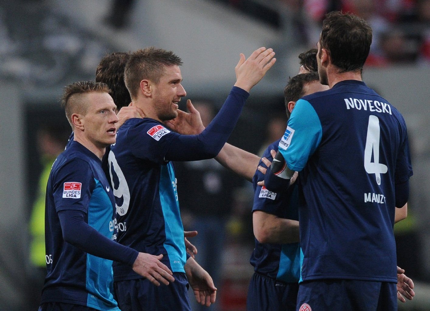 Ivan Klasnic feiert mit seinen Mainzer Teamkollegen sein erstes Tor seit fünf Jahren.