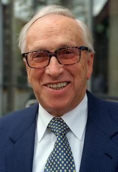 Theo Schöller, Unternehmer, österreichischer Honorarkonsul und Ehrensenator der Universität Erlangen-Nürnberg, aufgenommen. 22.10.1996 in Nürnberg (Archivfoto: dpa).