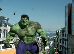 Das Szenenbild des Kinofilms "Hulk" zeigt Hulk, als er von der Polizei durch die Straßen von San Franzisco gejagt wird (undatiertes Foto). Als der verklemmte Wissenschlaftler Dr. Banner bei einem Laborunfall Gamma-Strahlen ausgesetzt ist, verändert sich sein Erbgut und machen ihn unberechenbar. Sobald sich Banner aufregt, entwickelt er ungeheure Kräfte und verändert seine Farbe: Er wird zum Hulk. Die Verfilmung des Comics um den Doppelcharakter Dr. Banner/Hulk kommt am 03. Juli in die deutschen Kinos. (Foto: dpa)