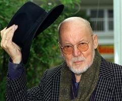 Der Kabarettist Hanns Dieter Hüsch schwenkt am 27. September 1999 vor dem Pantheon-Theater in Bonn seinen Hut. Hüsch starb in der Nacht zum 6. Dezember 2005) im Alter von 80 Jahren. (Foto: dpa)