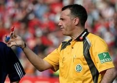 Schiedsrichter Jürgen Jansen leitet kehrt auf den Platz zurück. (Archivfoto: dpa)