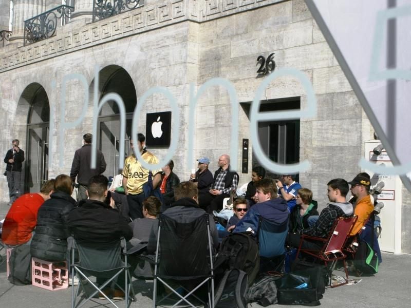Apple-Fans warten auf dem Kurfürstendamm in Berlin vor dem neuen Apple Store.