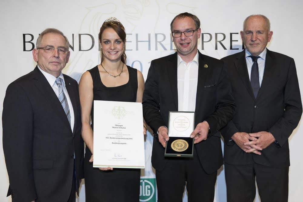 Hält zum fünften Mal in Folge den Bundesehrenpreis in seinen Händen: Winzer Marcel Schulze (2.v.r.) aus Döschwitz (Zeitz).