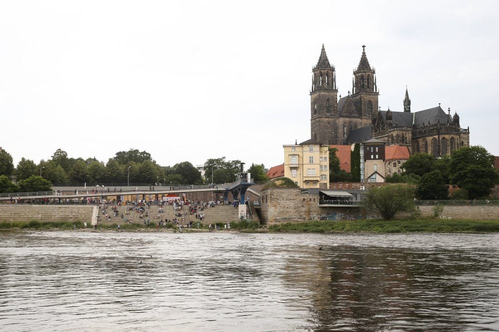 Im vergangenen Sommer fuhren wegen des Niedrigwassers nicht einmal mehr Ausflugsschiffe auf der Elbe bei Magdeburg.