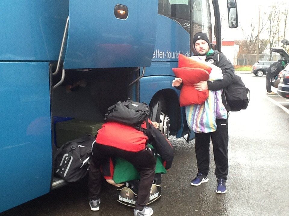 Hatten glücklicherweise Kissen und Decken dabei: Die USV-Spieler Chris Thiele (r.) und Ken Kruse