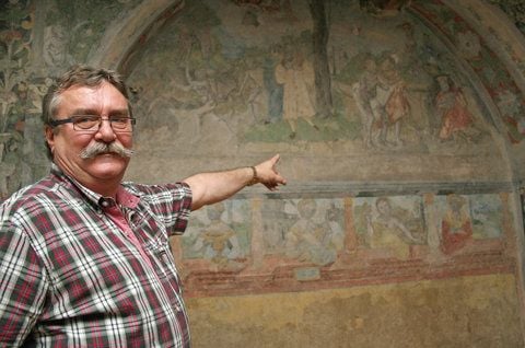 Der Pächter des Görlitzer Hotels Schwibbogen, Reinhold Hegelow, zeigt auf einen Teil der Wandmalerei. (FOTO: DPA)