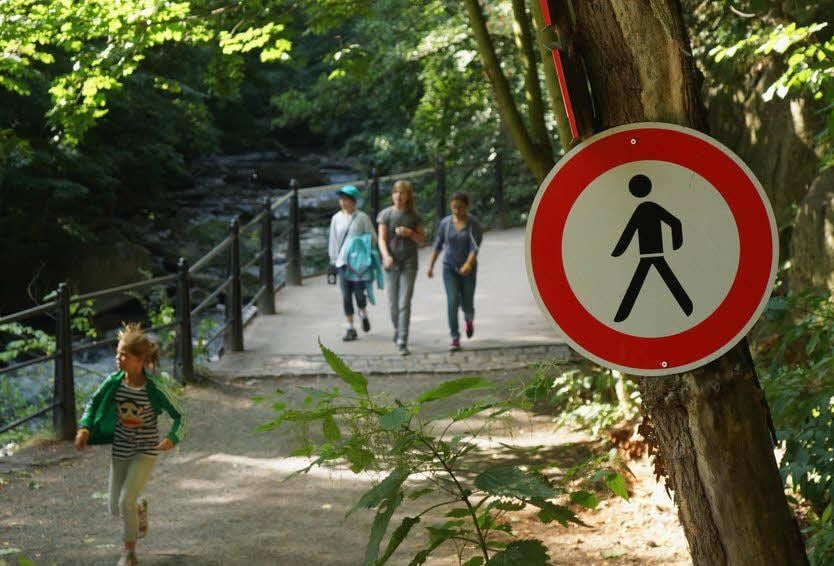 Nach Ansicht der Kreisverwaltung reichen solche Sperrschilder am Bodewanderweg nicht aus. Deshalb soll eine Schranke oder ein Tor her.