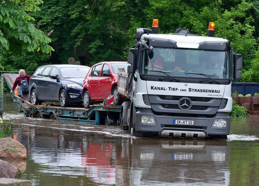 Autos werden in Döllnitz in Sicherheit gebracht.