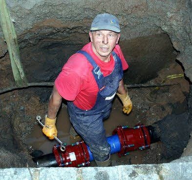 Fred Schünemann repariert die Leitung.