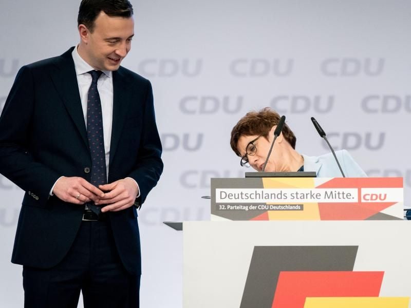 Funktioniert auch alles? CDU-Chefin Annegret Kramp-Karrenbauer und ihr Generalsekretär Paul Ziemiak inspizieren vor dem Bundesparteitag die Veranstaltungshalle. Foto: Kay Nietfeld/dpa