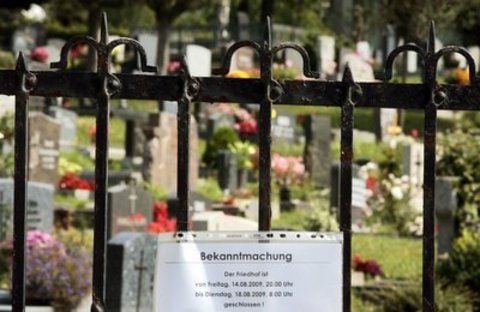 Blick auf den Friedhof in Wunsiedel (Bayern), wo der Hitler-Stellvertreter Rudolf Heß beigesetzt ist. Heß hatte sich am 17. August 1987 im Berliner Kriegsverbrechergefängnis Spandau umgebracht. (Archivfoto: dpa)