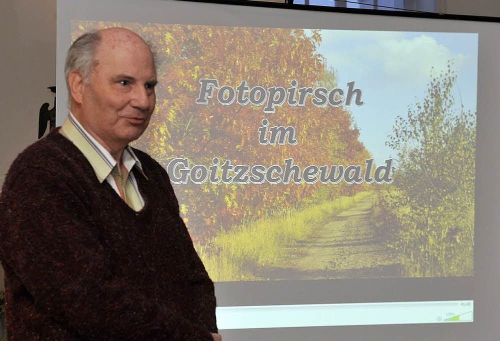 Klaus Deubel ging mit den Besuchern der Vernissage auf Fotopirsch im Goitzschewald.