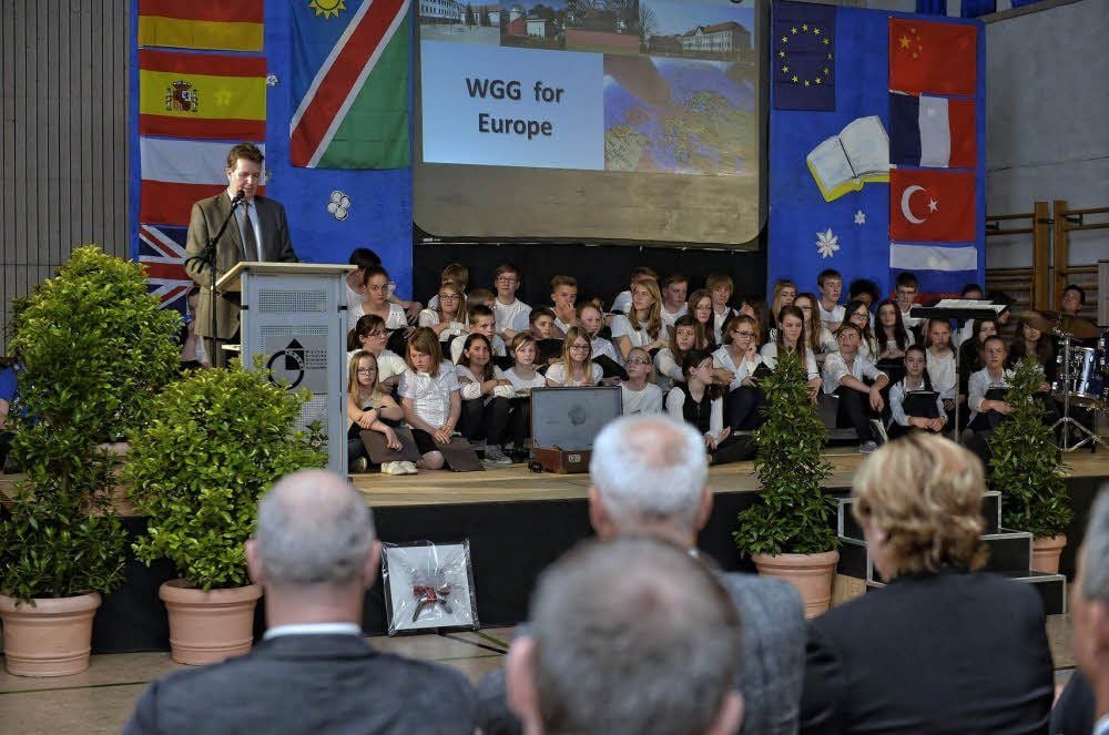 Nach Namibia, China, Italien, Polen, Russland, Spanien, Großbritannien, Frankreich und in die Türkei führte die Reise um die Welt anlässlich des zehnten Jahrestages der Namensverleihung Europaschule an das Walter-Gropius-Gymnasium. Das Programm wurde gestaltet vom Chor des Gymnasiums und den Arbeitsgemeinschaften Schreibende Schüler sowie Schultheater.