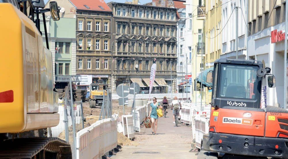 Über die Baustelle Steintorkreuzung zu kommen, ist für Passanten und Radfahrer beschwerlich. Zum Shoppen lädt das kaum ein.